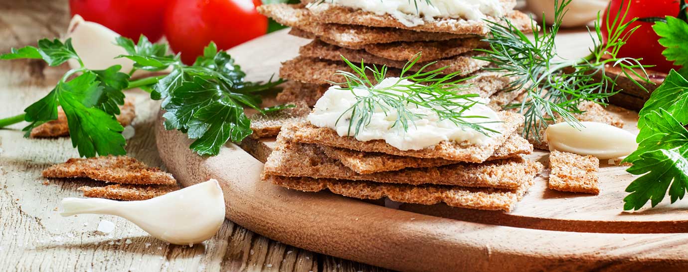 Tostas de queso con especias y ajo