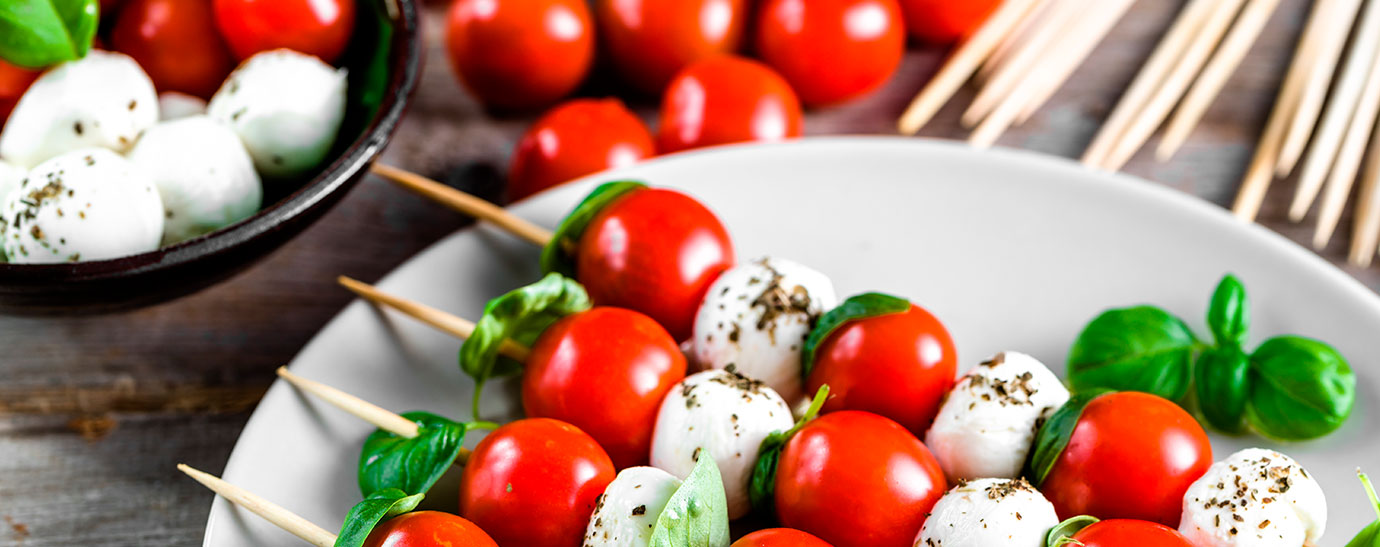 brochetas de mozarella y tomates cherry
