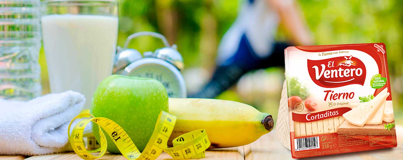 Leche, queso, fruta, agua y una deportista