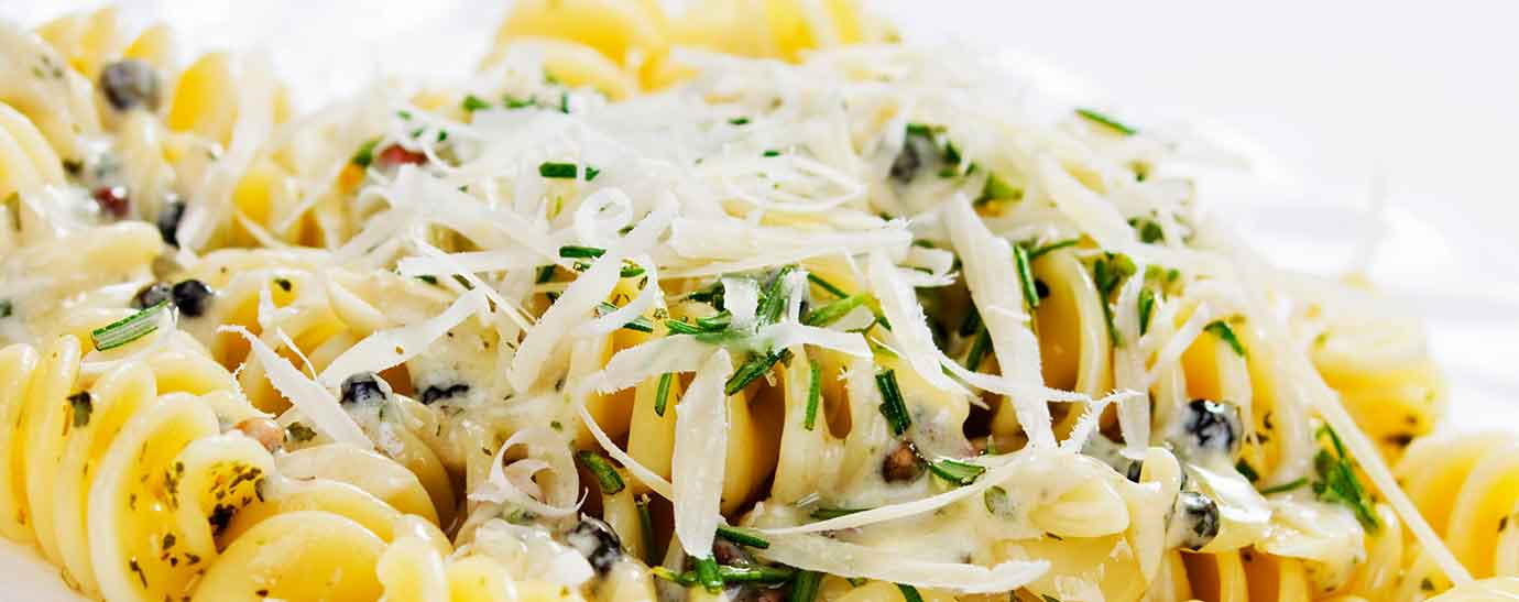 Plato de pasta con queso rallado