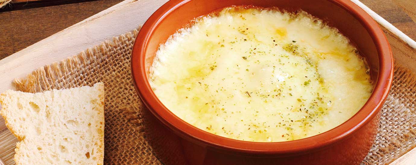 Provolone en una cazuela de barro