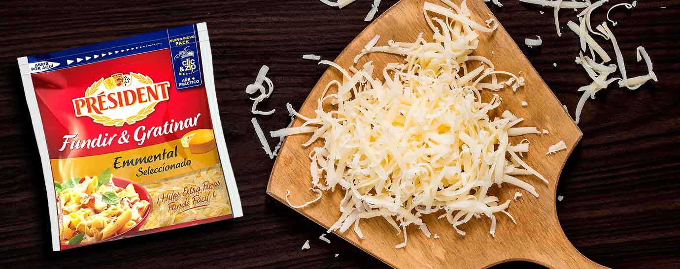Queso rallado Emmental Président con pack de producto y tabla de madera.