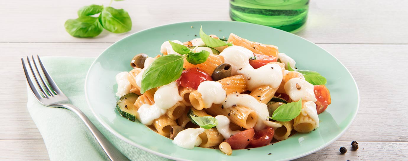 Plato verde con ensalada de pasta y mozzarella Galbani