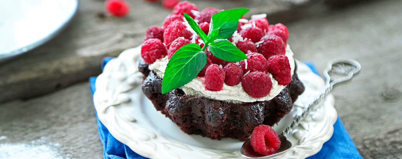 Bizcocho de chocolate con ricotta Galbani, frambuesas y hojas de hierbabuena