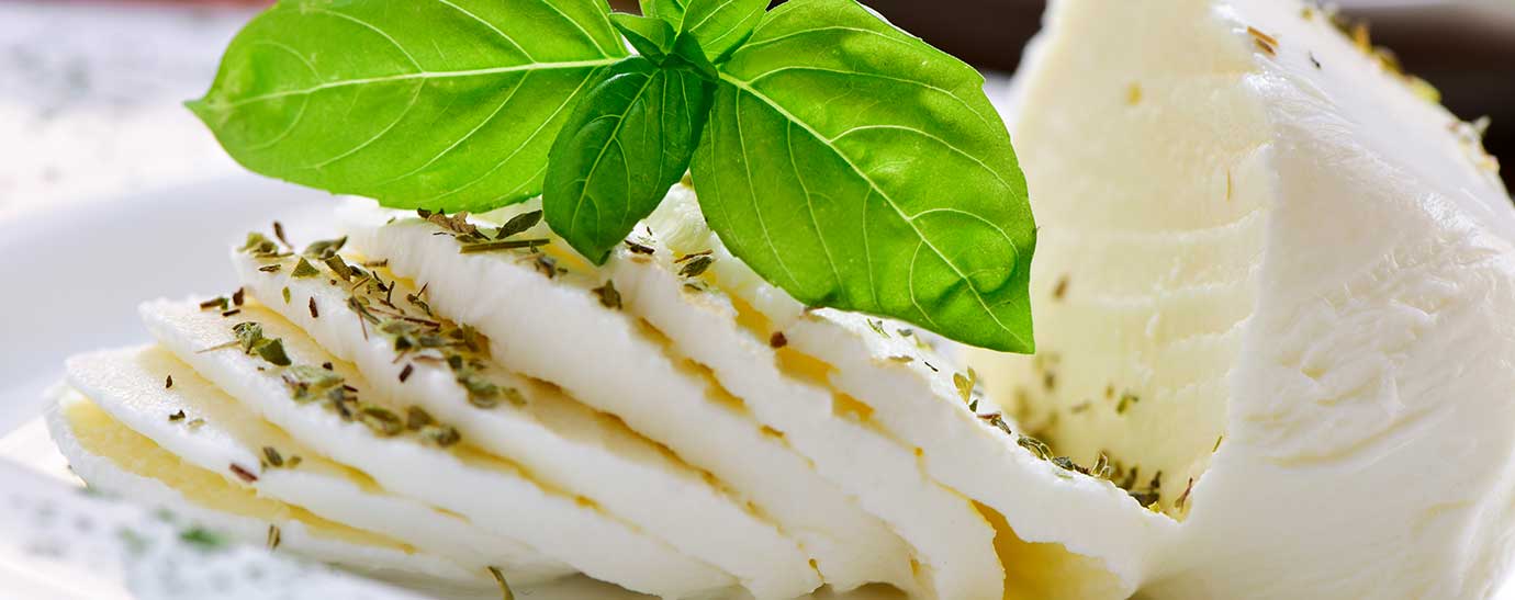 rodajas de mozzarella con albahaca y salsa pesto